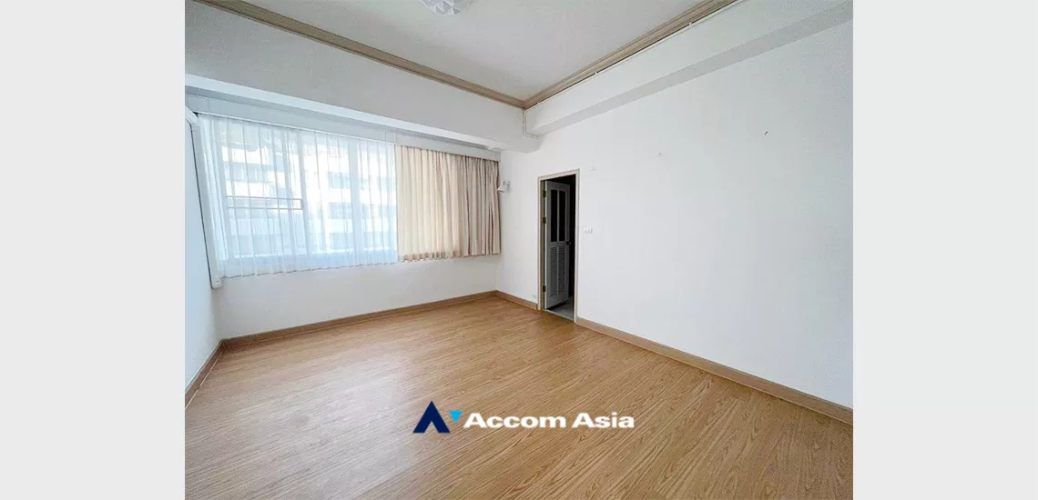  3 Bedrooms  Apartment For Rent in Sukhumvit, Bangkok  near BTS Thong Lo (AA33990)