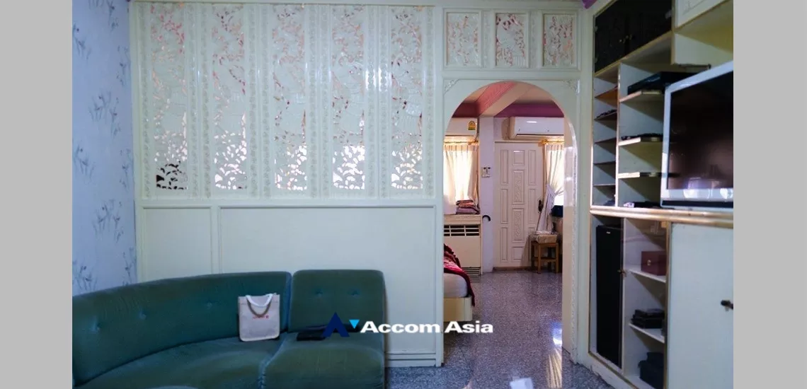  5 Bedrooms  Townhouse For Sale in Sukhumvit, Bangkok  near BTS Phrom Phong (AA33994)