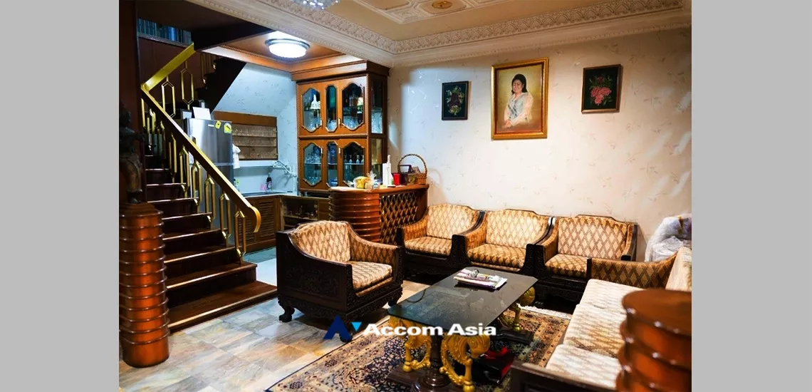  5 Bedrooms  Townhouse For Sale in Sukhumvit, Bangkok  near BTS Phrom Phong (AA33994)
