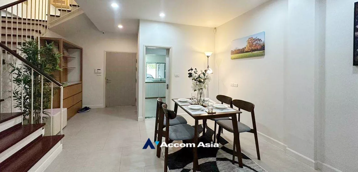 Home Office |  4 Bedrooms  Townhouse For Rent in Sukhumvit, Bangkok  near BTS Ekkamai (AA33995)