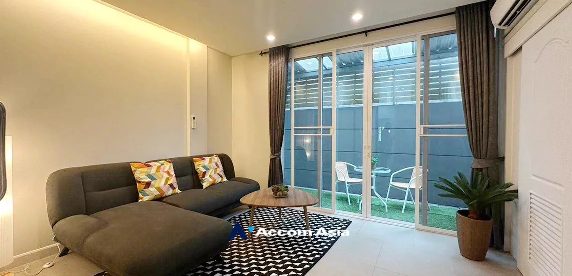 Home Office |  4 Bedrooms  Townhouse For Rent in Sukhumvit, Bangkok  near BTS Ekkamai (AA33995)