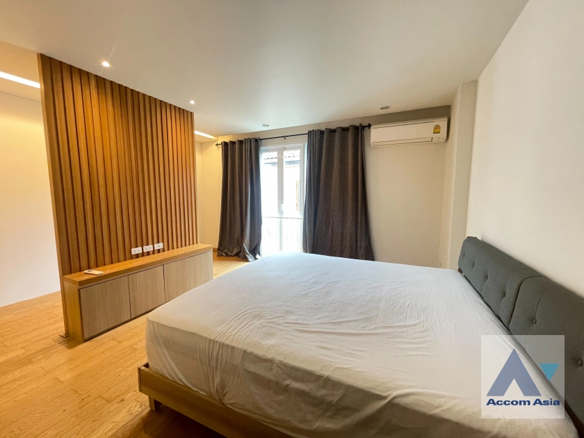 12  4 br Townhouse for rent and sale in Sukhumvit ,Bangkok BTS Ekkamai AA33995