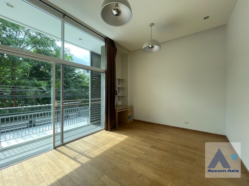 20  4 br Townhouse for rent and sale in Sukhumvit ,Bangkok BTS Ekkamai AA33995