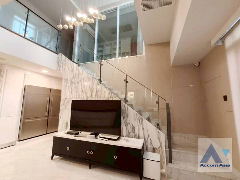 unitDuplex Condo |  Elegant condominium with chandeliers and classic interiors in Yen Akat (AA34008)