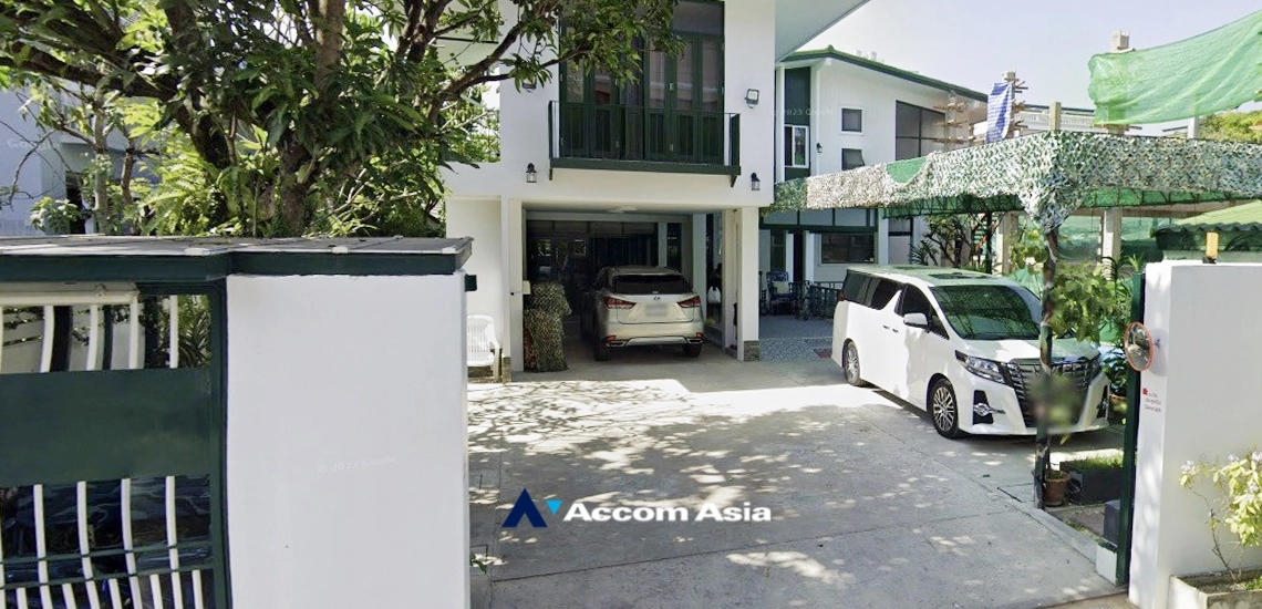 2  5 br House for rent and sale in Sukhumvit ,Bangkok BTS Ekkamai AA34019