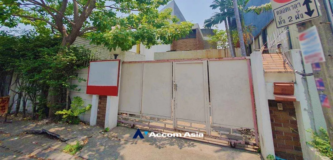  2  Land For Sale in sukhumvit ,Bangkok BTS Thong Lo AA34043