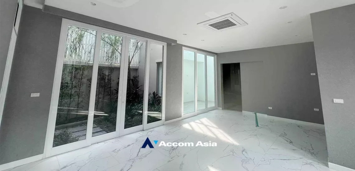  4 Bedrooms  House For Sale in Sathorn, Bangkok  (AA34047)