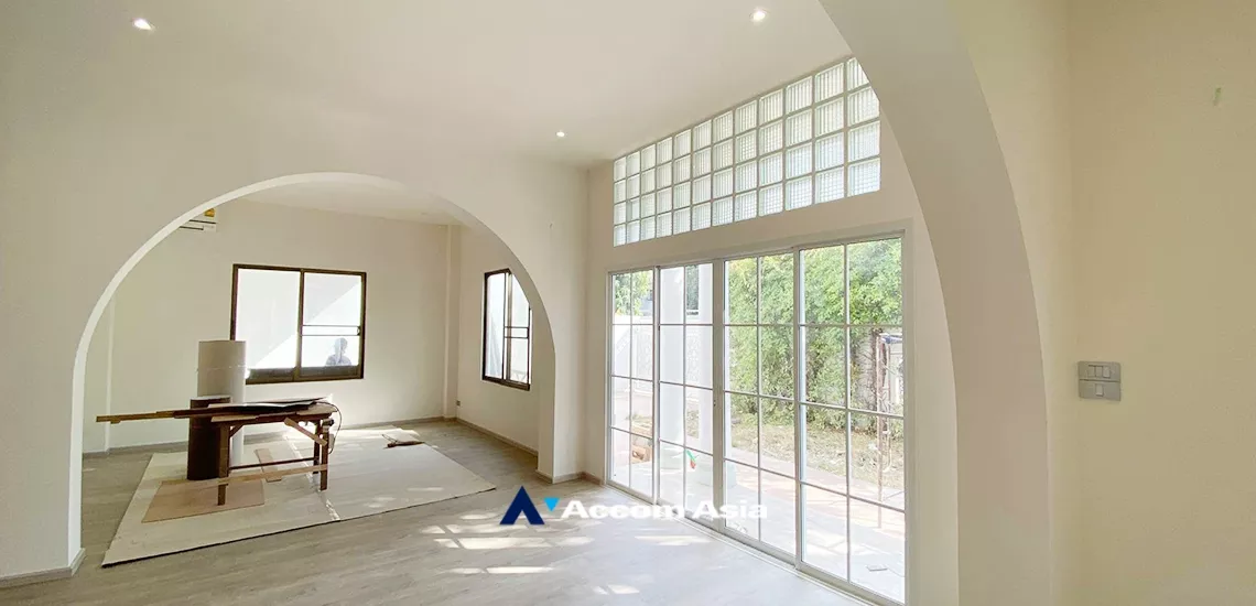 unit 4 Bedrooms  House For Rent in Sukhumvit, Bangkok  near BTS Thong Lo (AA34065)