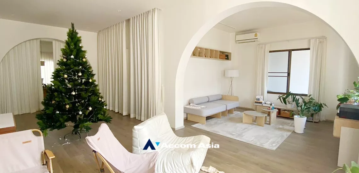  4 Bedrooms  House For Rent in Sukhumvit, Bangkok  near BTS Thong Lo (AA34065)