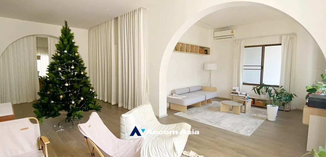 unit 4 Bedrooms  House For Rent in Sukhumvit, Bangkok  near BTS Thong Lo (AA34065)