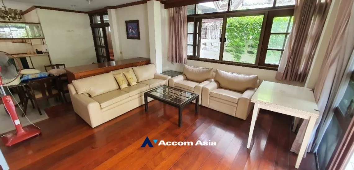  3 Bedrooms  House For Sale in Ratchadapisek, Bangkok  near MRT Sutthisan (AA34070)
