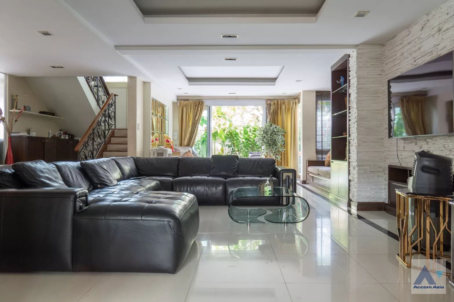  4 Bedrooms  House For Rent in Sukhumvit, Bangkok  near BTS Phrom Phong (AA34073)