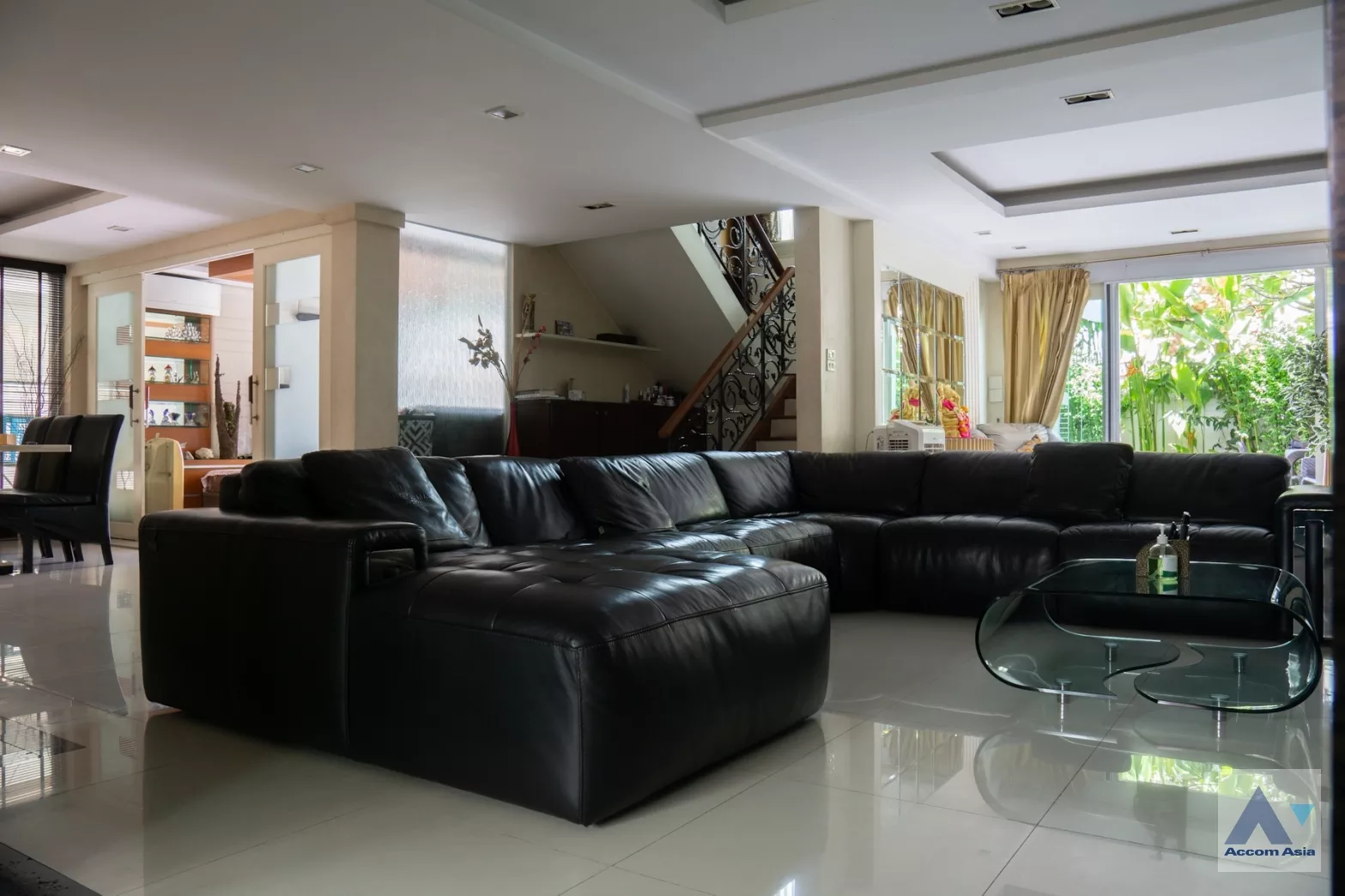  4 Bedrooms  House For Rent in Sukhumvit, Bangkok  near BTS Phrom Phong (AA34073)