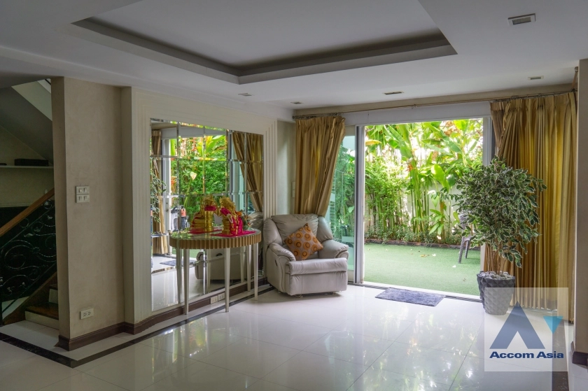 unit 4 Bedrooms  House For Rent in Sukhumvit, Bangkok  near BTS Phrom Phong (AA34073)