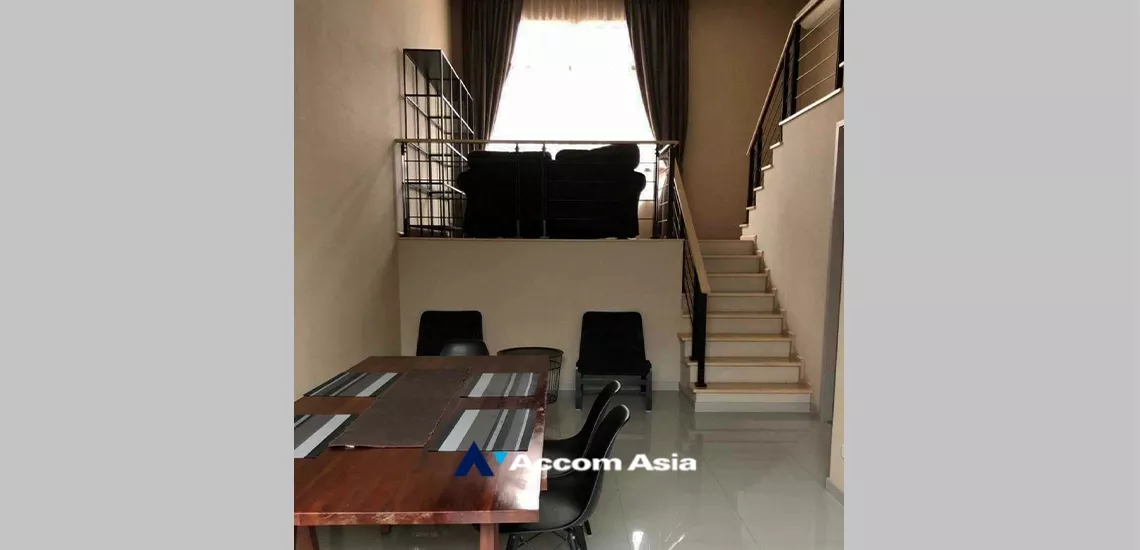  3 Bedrooms  Townhouse For Rent in Pattanakarn, Bangkok  near ARL Ramkhamhaeng (AA34076)