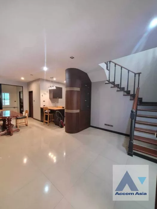 unit 3 Bedrooms  Townhouse For Rent in Sathorn, Bangkok  near BRT Wat Dokmai (AA34107)