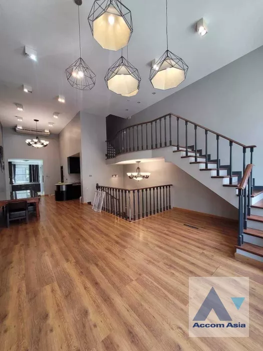 unit 3 Bedrooms  Townhouse For Rent in Sathorn, Bangkok  near BRT Wat Dokmai (AA34107)