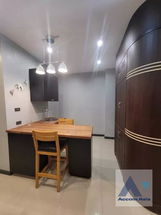 unit 3 Bedrooms  Townhouse For Rent in Sathorn, Bangkok  near BRT Wat Dokmai (AA34107)