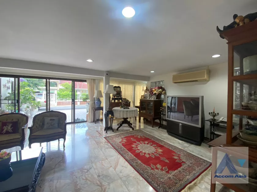  4 Bedrooms  House For Sale in Sukhumvit, Bangkok  near BTS Phrom Phong (AA34137)