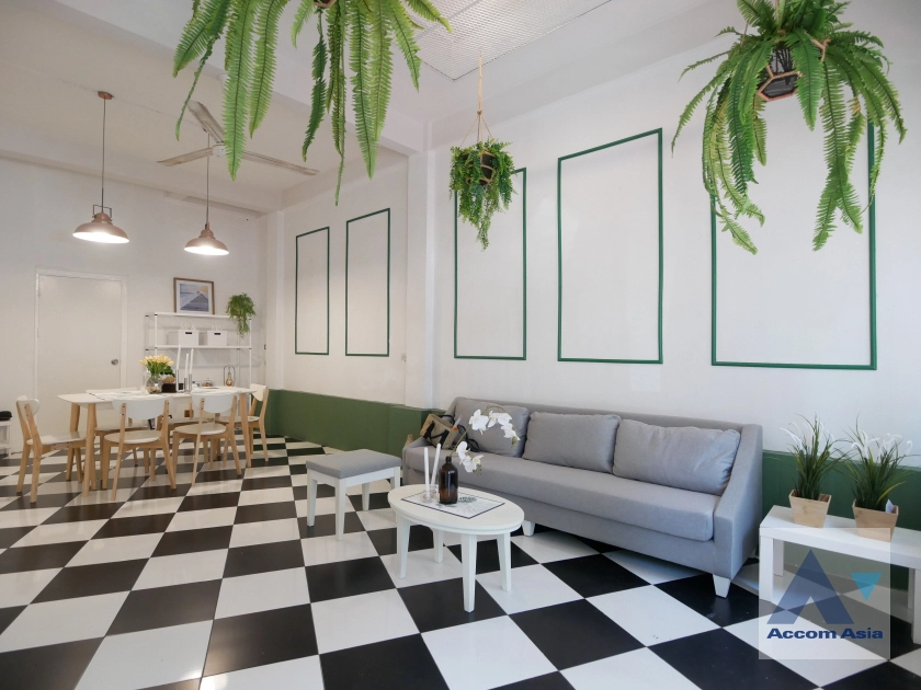 unit 2 Bedrooms  Townhouse For Rent in Sukhumvit, Bangkok  near BTS Phra khanong (AA34151)