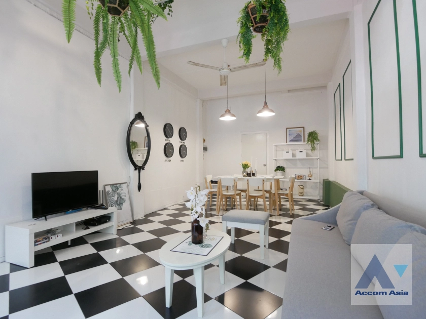 unit 2 Bedrooms  Townhouse For Rent in Sukhumvit, Bangkok  near BTS Phra khanong (AA34151)