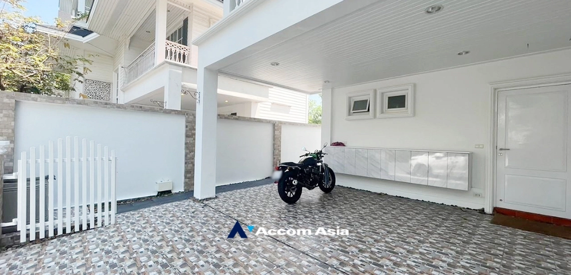 unit 3 Bedrooms  House For Rent in Bang Na, Bangkok  near BTS Bearing (AA34257)