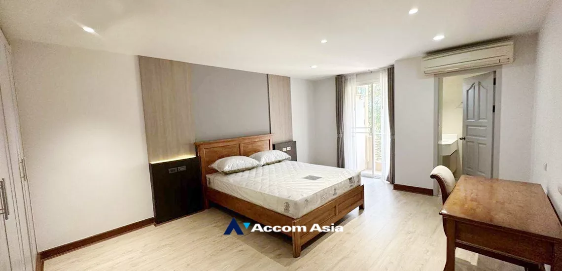  2 Bedrooms  Apartment For Rent in Ploenchit, Bangkok  near BTS Ploenchit (AA34258)