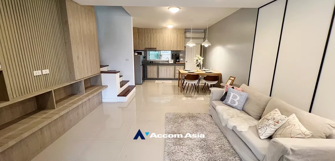  3 Bedrooms  Townhouse For Rent in Pattanakarn, Bangkok  near BTS On Nut (AA34259)