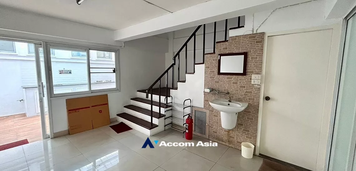  3 Bedrooms  Townhouse For Rent in Sukhumvit, Bangkok  near BTS Thong Lo (AA34265)