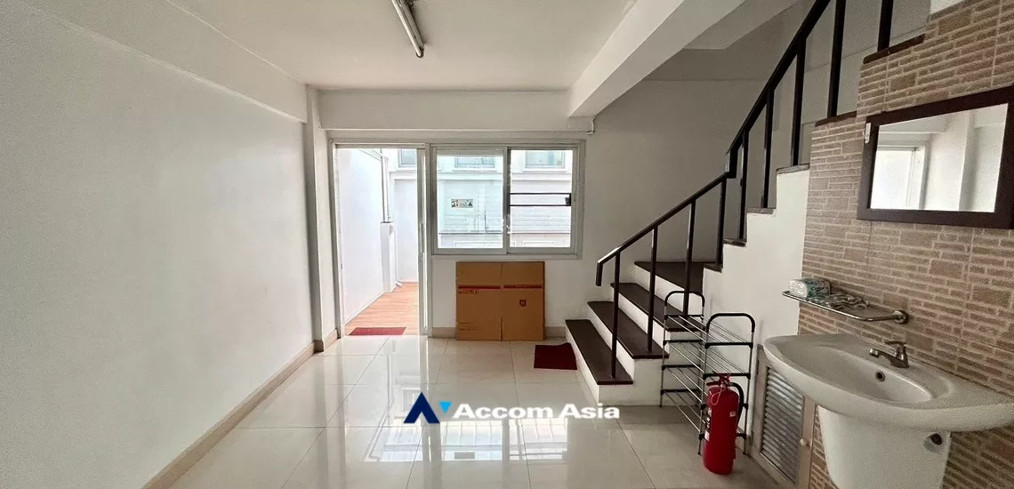  3 Bedrooms  Townhouse For Rent in Sukhumvit, Bangkok  near BTS Thong Lo (AA34265)