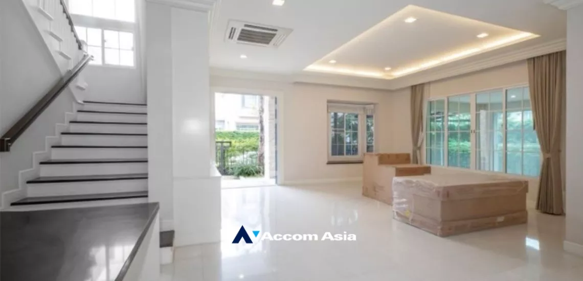  4 Bedrooms  House For Sale in Ratchadapisek, Bangkok  near ARL Hua Mak (AA34266)