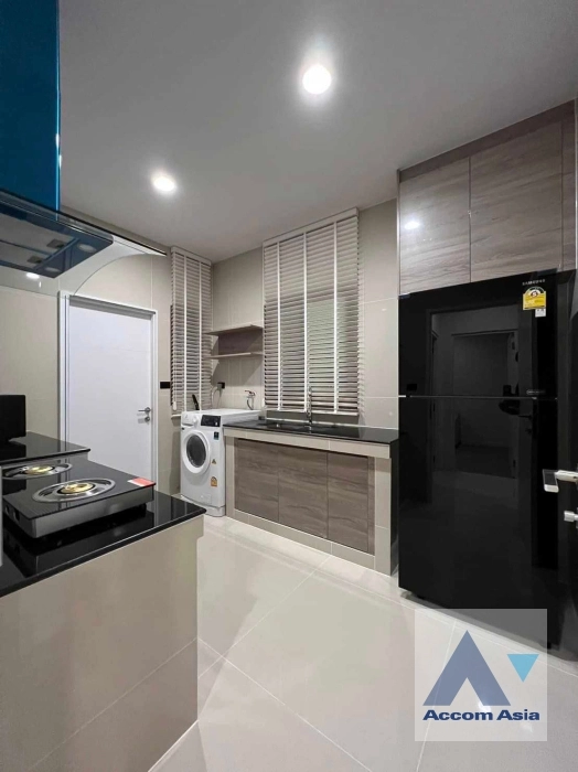 unit 4 Bedrooms  House For Rent in Krungthep Kreetha, Bangkok  near  Yaek Lam Sali (AA34321)