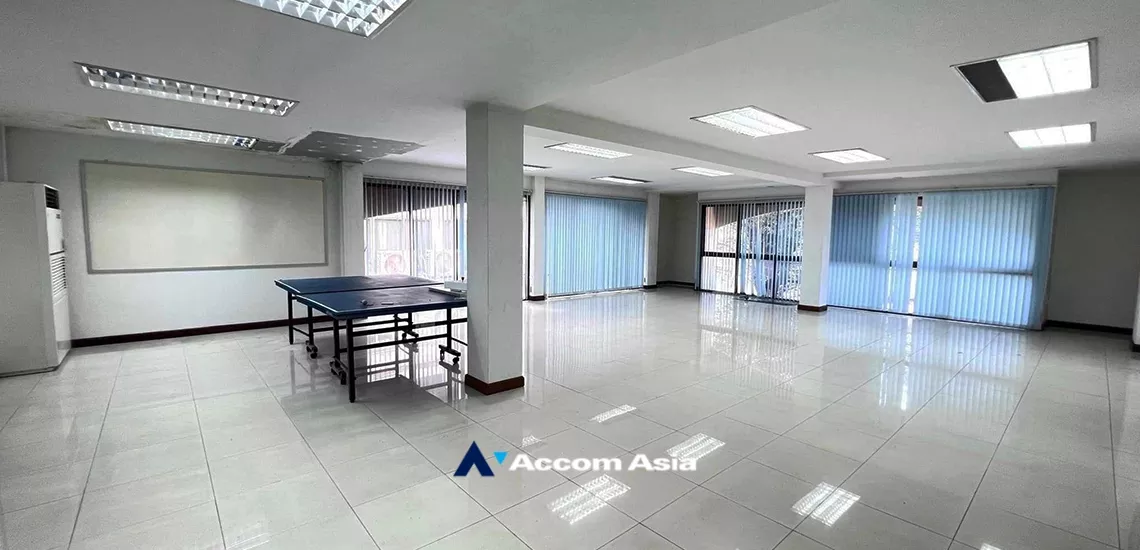  4 Bedrooms  House For Rent & Sale in Ratchadapisek, Bangkok  near BTS Thong Lo (AA34374)
