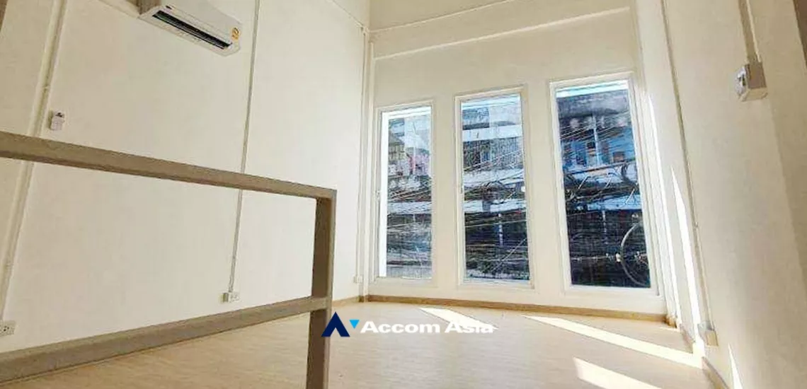 4  Shophouse for rent and sale in Sukhumvit ,Bangkok BTS Ekkamai AA34378