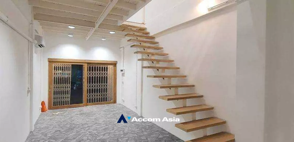  1  Shophouse for rent and sale in Sukhumvit ,Bangkok BTS Ekkamai AA34378