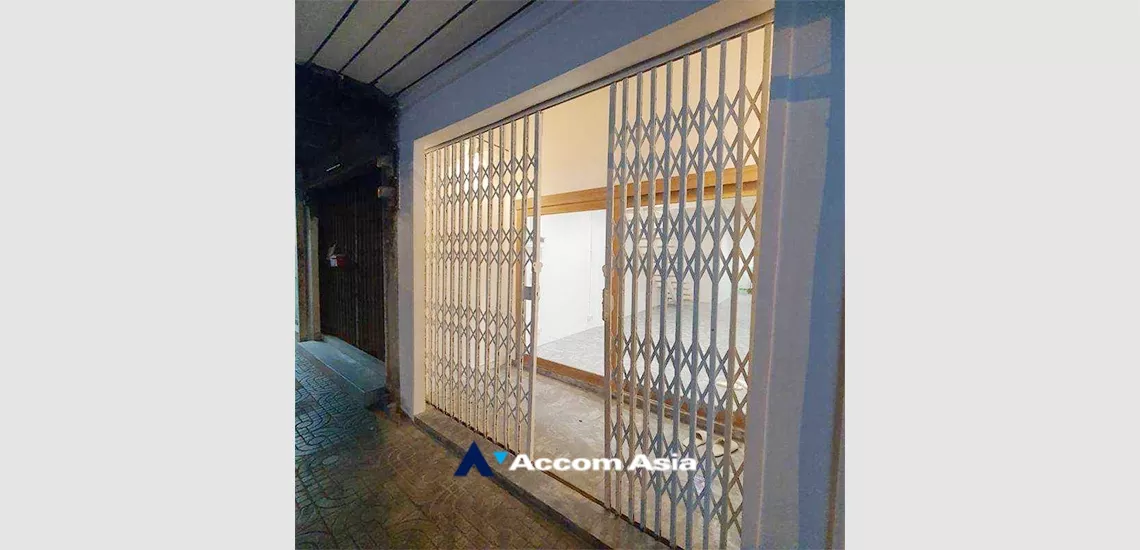  2  Shophouse for rent and sale in Sukhumvit ,Bangkok BTS Ekkamai AA34378