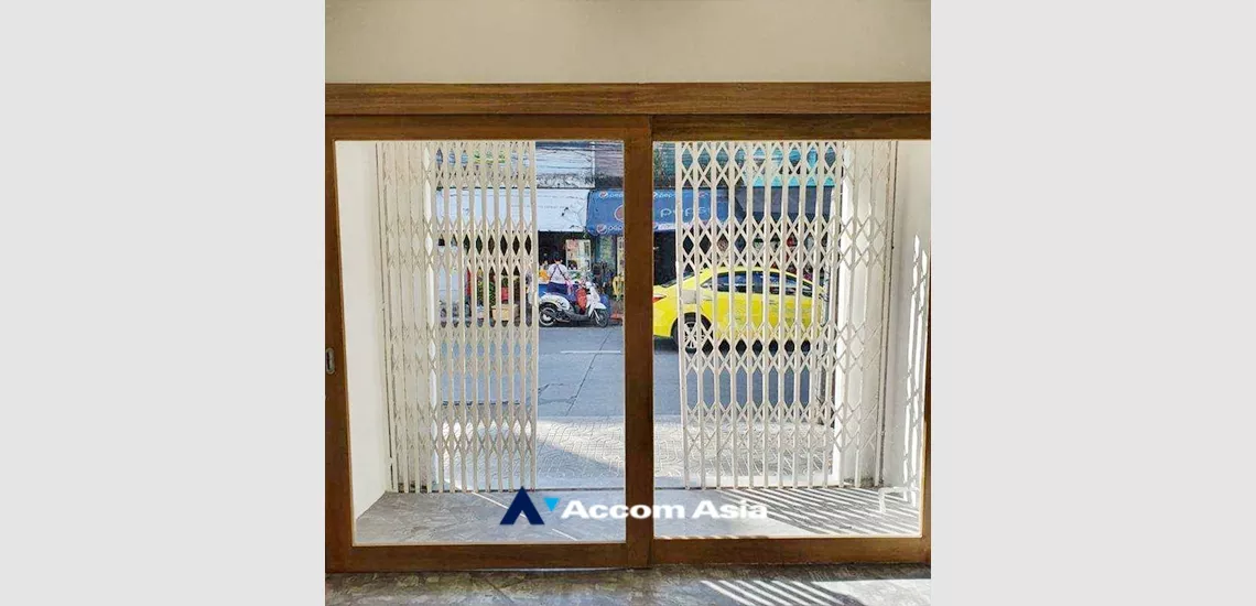  1  Shophouse for rent and sale in Sukhumvit ,Bangkok BTS Ekkamai AA34378