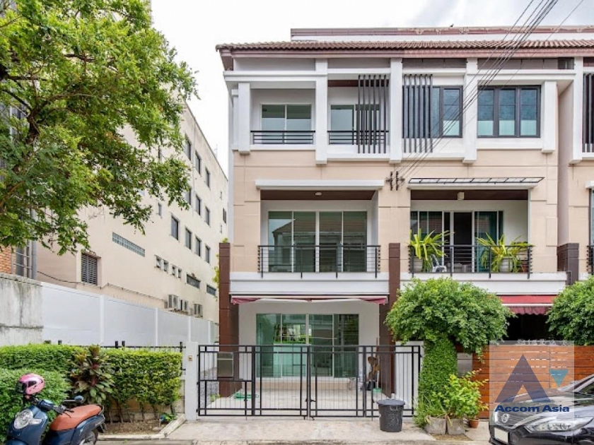  3 Bedrooms  House For Sale in Petchkasem, Bangkok  near BTS Bang Wa (AA34396)