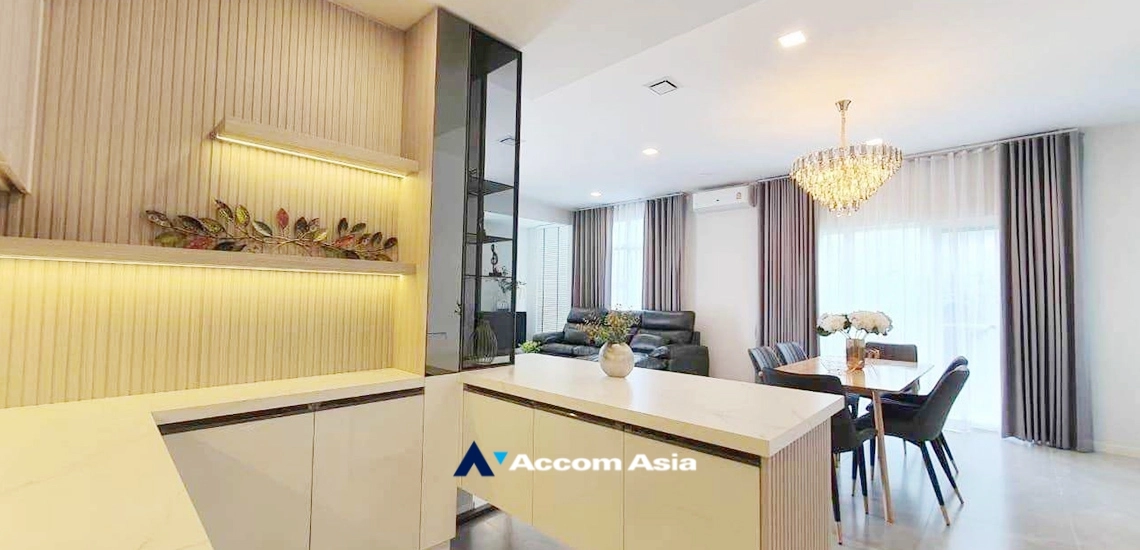  4 Bedrooms  House For Rent in Bangna, Bangkok  near BTS Udomsuk (AA34401)