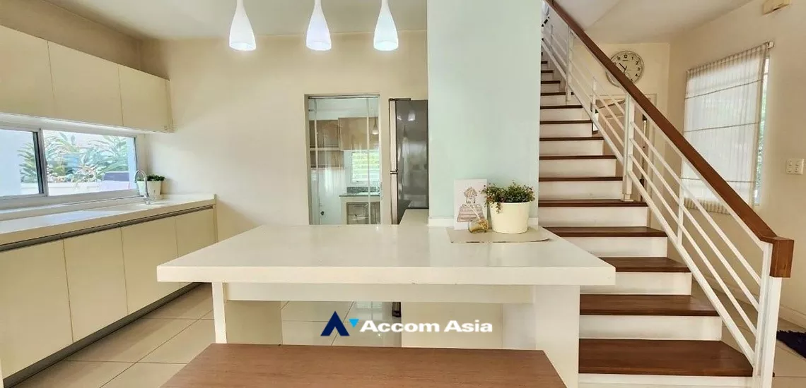  3 Bedrooms  House For Rent in Pattanakarn, Bangkok  near BTS On Nut (AA34403)