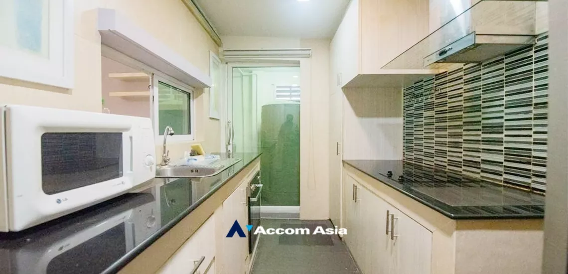 Pet friendly |  3 Bedrooms  Townhouse For Rent & Sale in Pattanakarn, Bangkok  near BTS On Nut (AA34410)