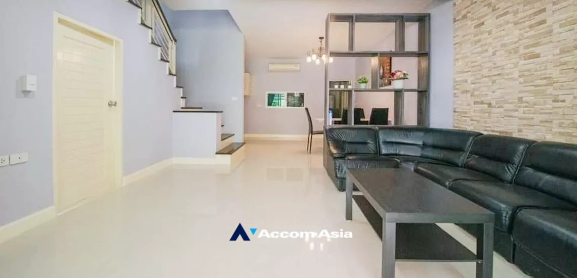 Pet friendly |  3 Bedrooms  Townhouse For Rent & Sale in Pattanakarn, Bangkok  near BTS On Nut (AA34410)