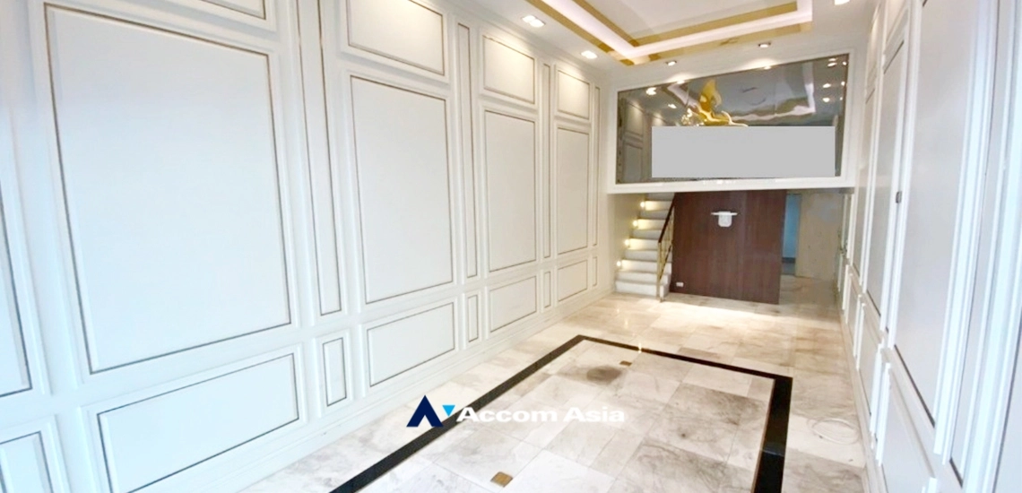  2  5 br Shophouse for rent and sale in Sukhumvit ,Bangkok BTS Ekkamai AA34414