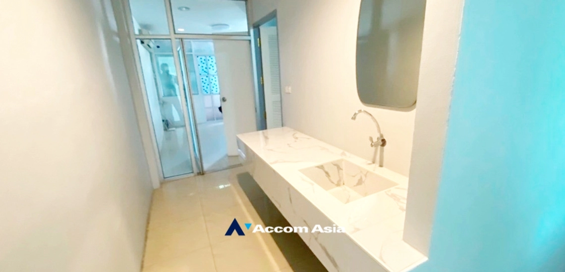 14  5 br Shophouse for rent and sale in Sukhumvit ,Bangkok BTS Ekkamai AA34414