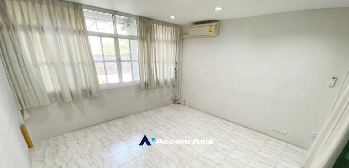 8  5 br Shophouse for rent and sale in Sukhumvit ,Bangkok BTS Ekkamai AA34414