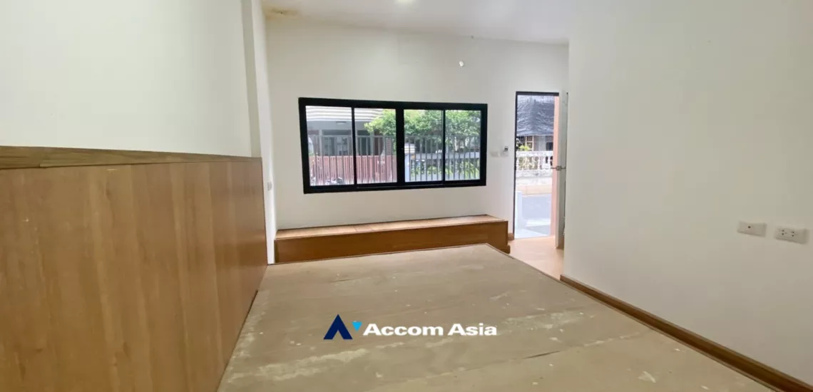  5 Bedrooms  Townhouse For Rent in Sukhumvit, Bangkok  near BTS Phrom Phong (AA34449)