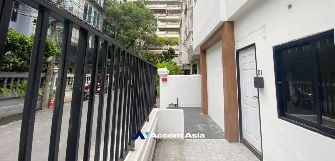  5 Bedrooms  Townhouse For Rent in Sukhumvit, Bangkok  near BTS Phrom Phong (AA34449)