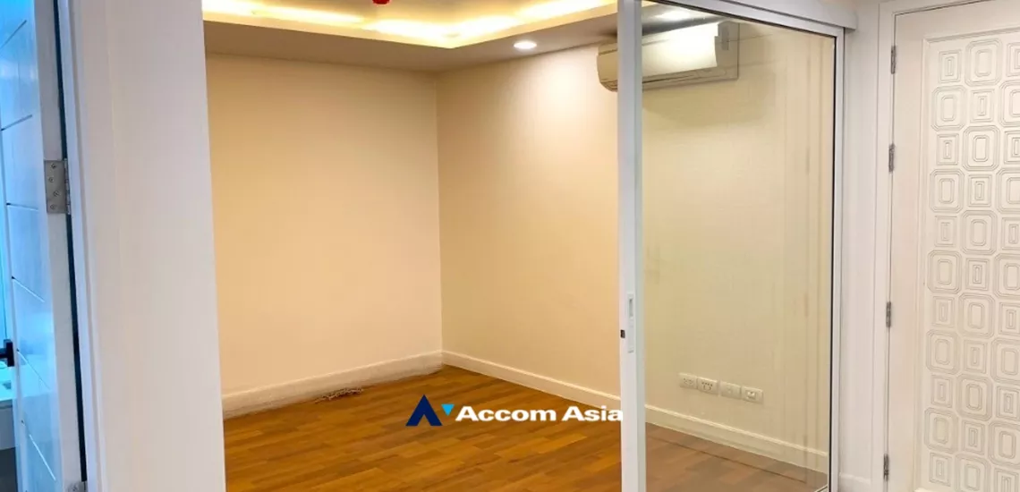 unit 2 Bedrooms  Condominium For Sale in Sukhumvit, Bangkok  near BTS Ekkamai (AA34496)