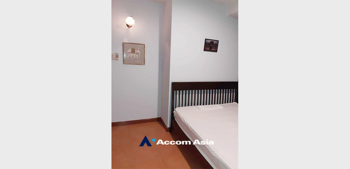 5  3 br Condominium for rent and sale in Silom ,Bangkok BTS Sala Daeng - MRT Silom at SLD Condominium AA34512