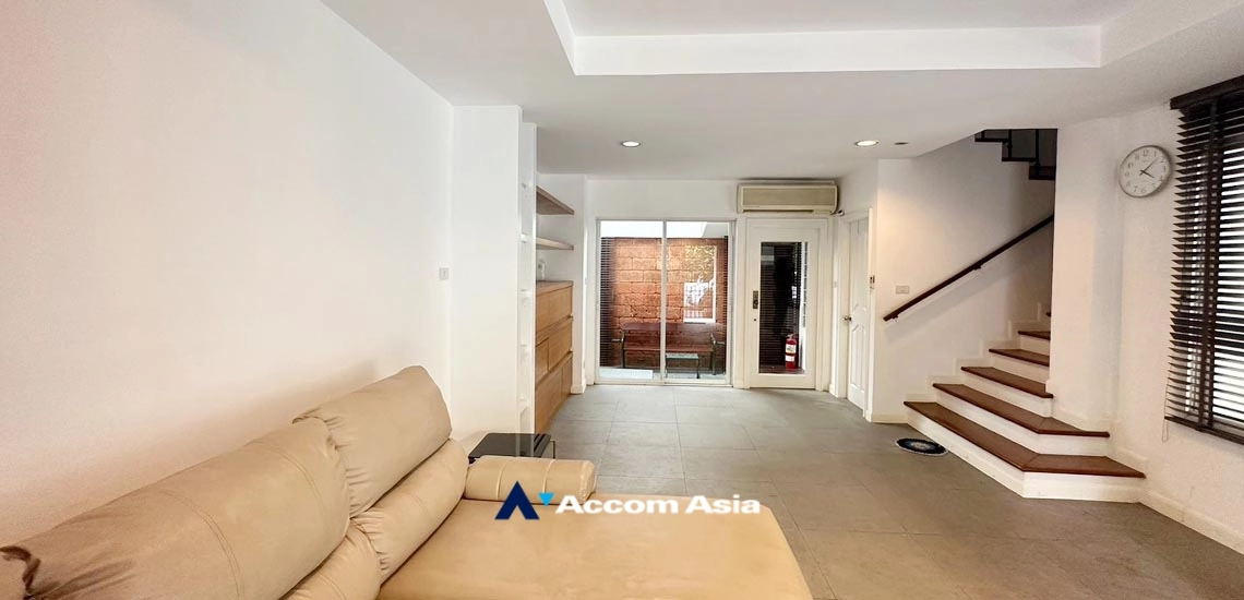  5 Bedrooms  House For Rent in Sukhumvit, Bangkok  near BTS Thong Lo (AA34525)